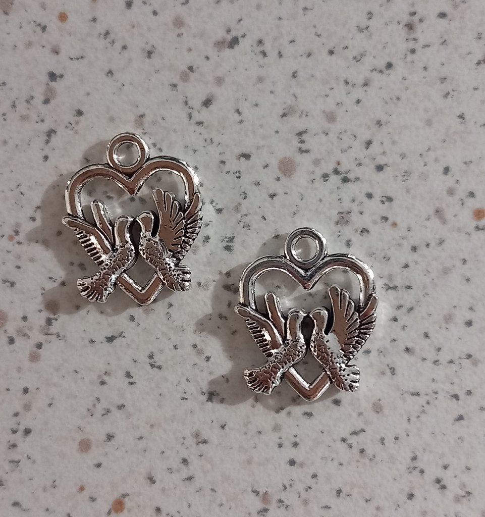 Duifjes op hart metalen bedels, Ophalen of Verzenden, Nieuw, Bedel