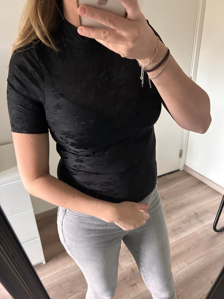 Revelation Zwarte Top met Korte Mouwen en Bloemenprint, Verzenden, Zwart, Zo goed als nieuw, Korte mouw