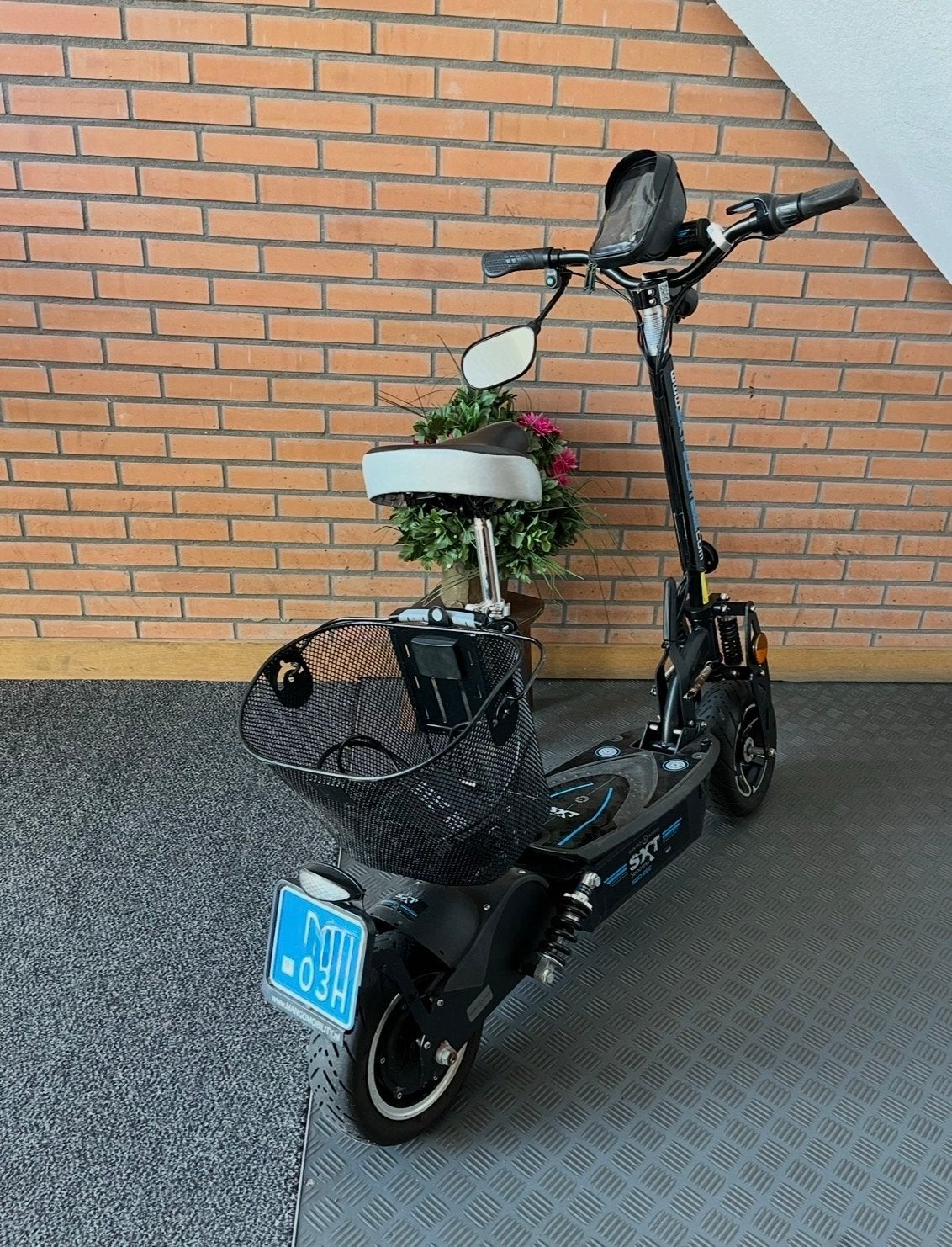 Elektrische step met zitje en draadmand - SXT, Fietsen en Brommers, Steps, Ophalen, Zo goed als nieuw, Elektrische step (E-scooter)