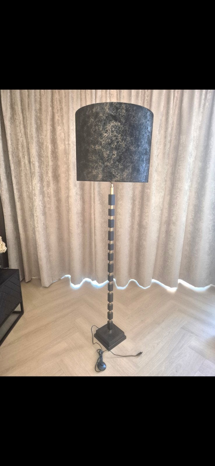 Stijlvolle vloerlamp met zwarte/gouden kap, Huis en Inrichting, Lampen | Vloerlampen, Ophalen, Gebruikt, Modern, Sfeervol, E27 (groot)
