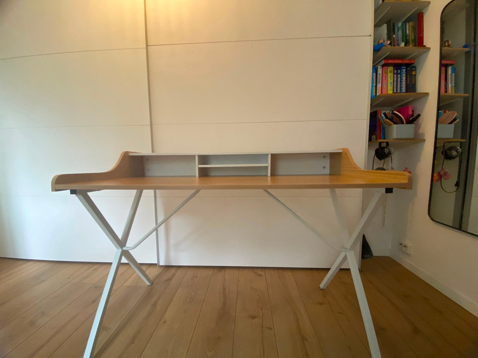 Bureau met bovenop opbergruimte, voor een tienerkamer meisje, Ophalen, Zo goed als nieuw, Schoolbureau