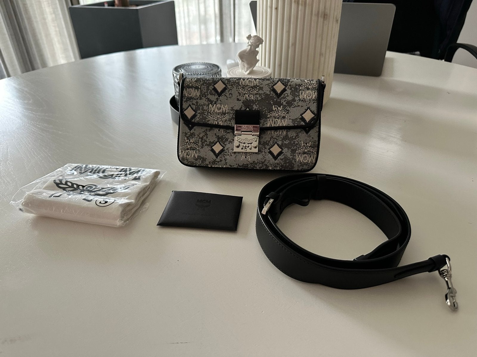 Mcm schouder tas, Sieraden, Tassen en Uiterlijk, Tassen | Damestassen, Ophalen, Zo goed als nieuw, Zwart, Schoudertasje
