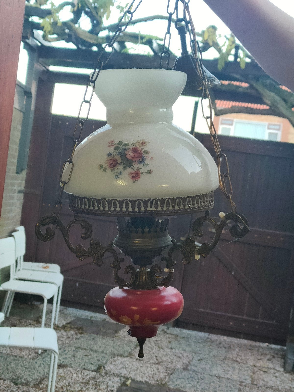 Antieke hanglamp met bloemmotief en rood glas, Ophalen