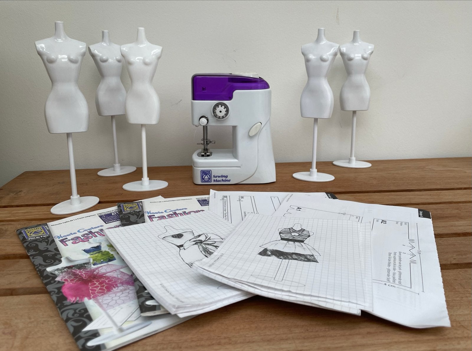 Naaimachine met 5 plastic mannequins en patronen, Ophalen of Verzenden, Gebruikt, Naaimachine, Overige merken