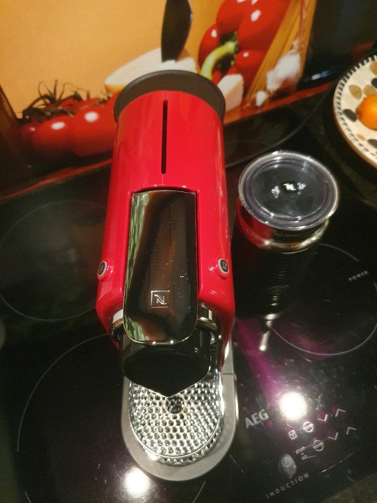 Foto 4 van prachtige kersrode nespresso citiz & milk