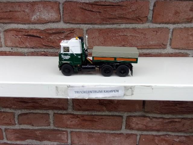 WSI  Mack  F700  6 x 4  van  Doornbos.
