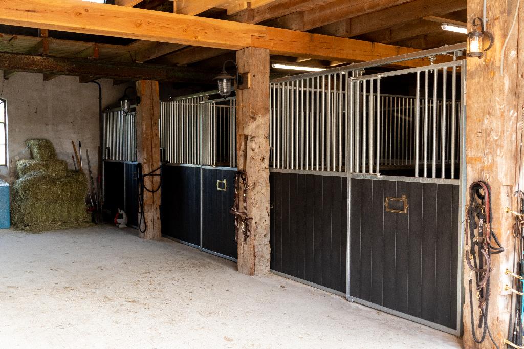 Foto 4 van Paardenboxen Voorwand met schuifdeur