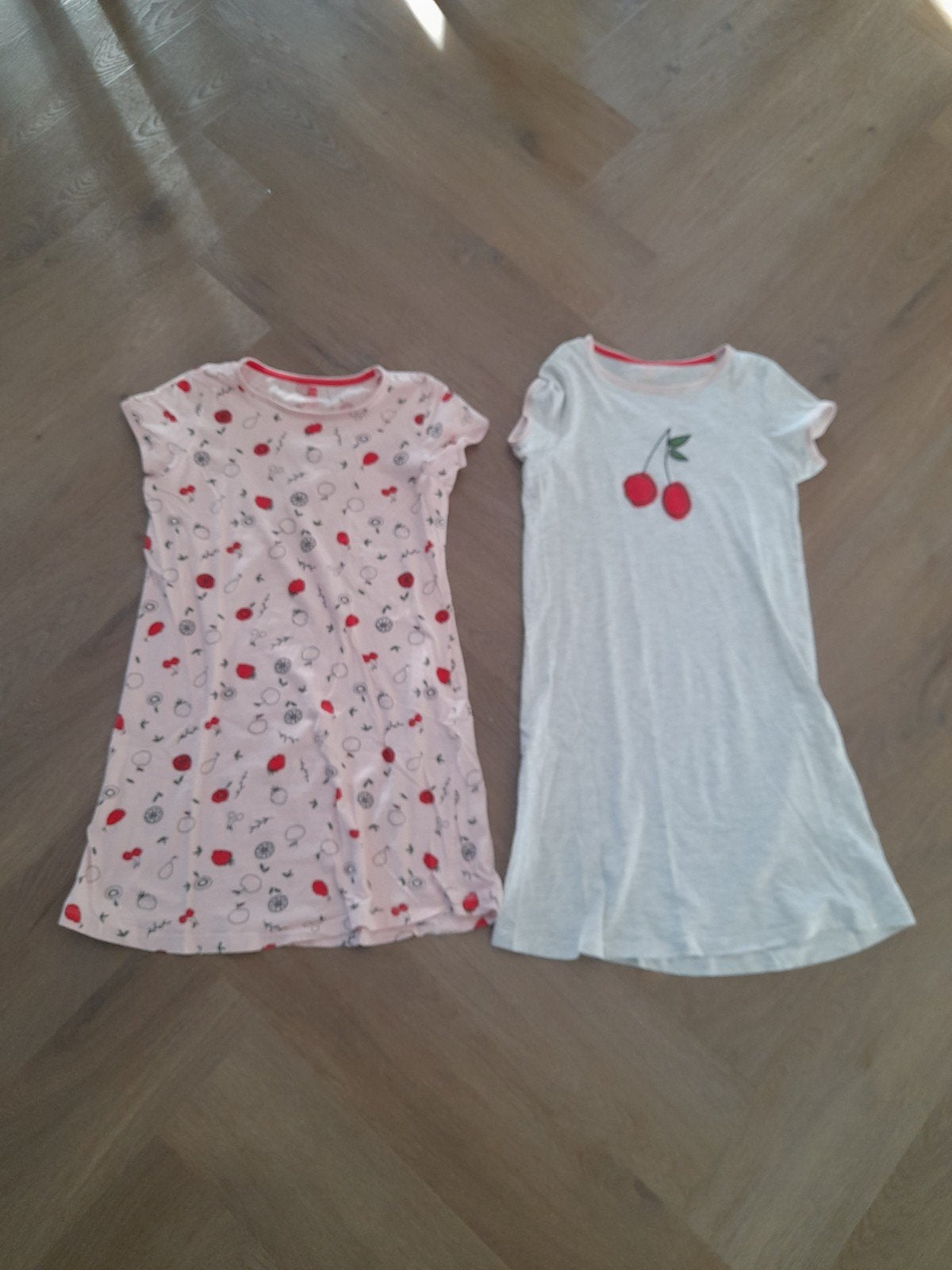 Bijna gratis 2x Zgan Hema aardbei/kersen Nachthemd 1, Nacht- of Onderkleding, Meisje, Ophalen of Verzenden, Zo goed als nieuw