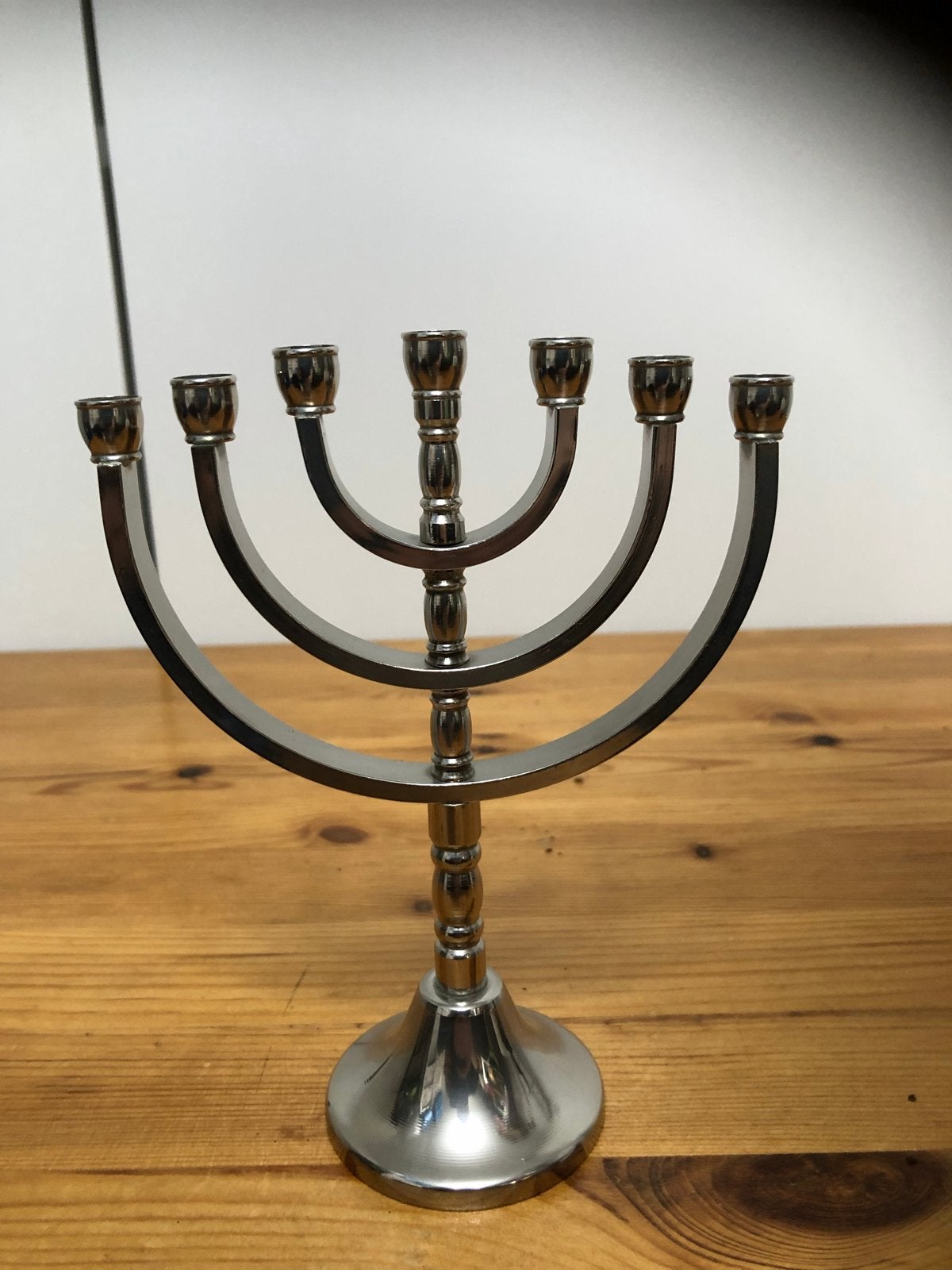 Zilverkleurige Menorah Kandelaber - 7-armige kandelaar, Antiek en Kunst, Antiek | Kandelaars, Ophalen of Verzenden, Overige materialen