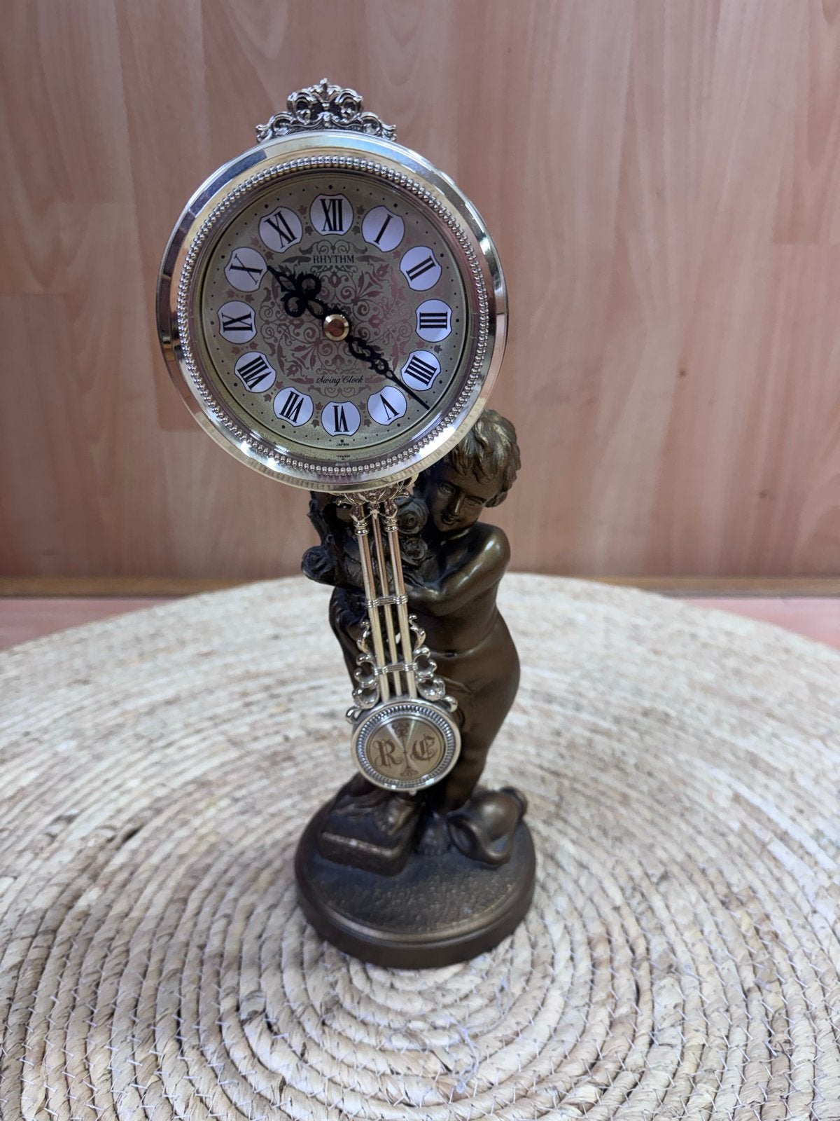 Rhythm Swing Clock met Cherubijn Beeldje, Ophalen of Verzenden