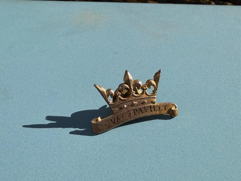 Vintage Pin van een kroon met tekst Val A Pavilly, Ophalen of Verzenden, Gebruikt, Overige onderwerpen, Speldje of Pin