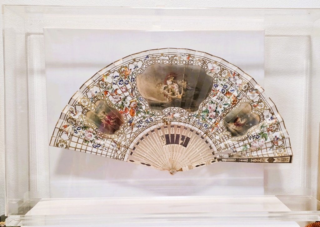 Antiek Franse waaier ca.1780 in plexi box., Ophalen of Verzenden