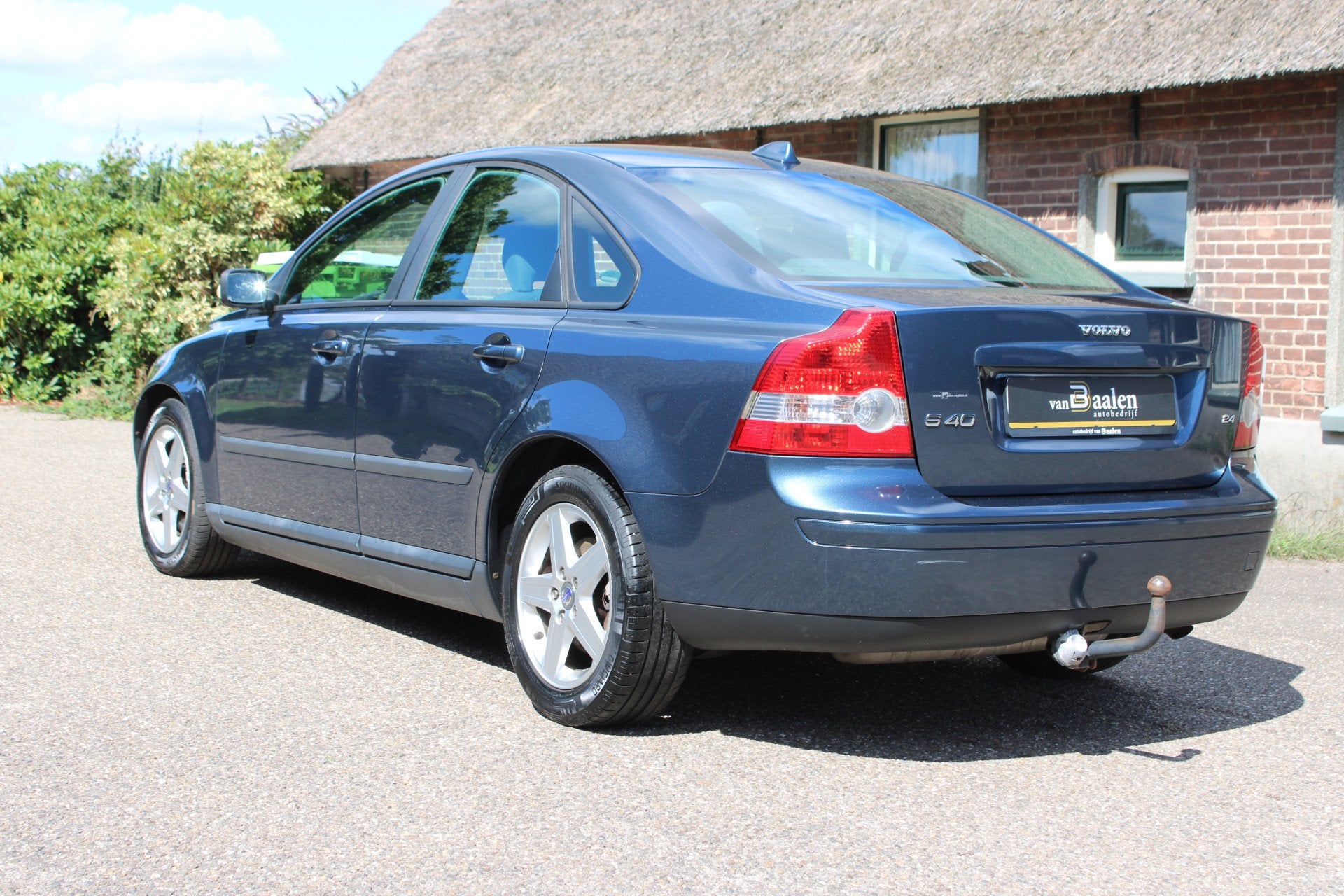 Volvo S40 2.4 KINETIC AUTOMAAT 140Pk AIRCO CRUISE TREKHAAK O, Auto's, Volvo, Stof, Gebruikt, Zwart, 700 kg