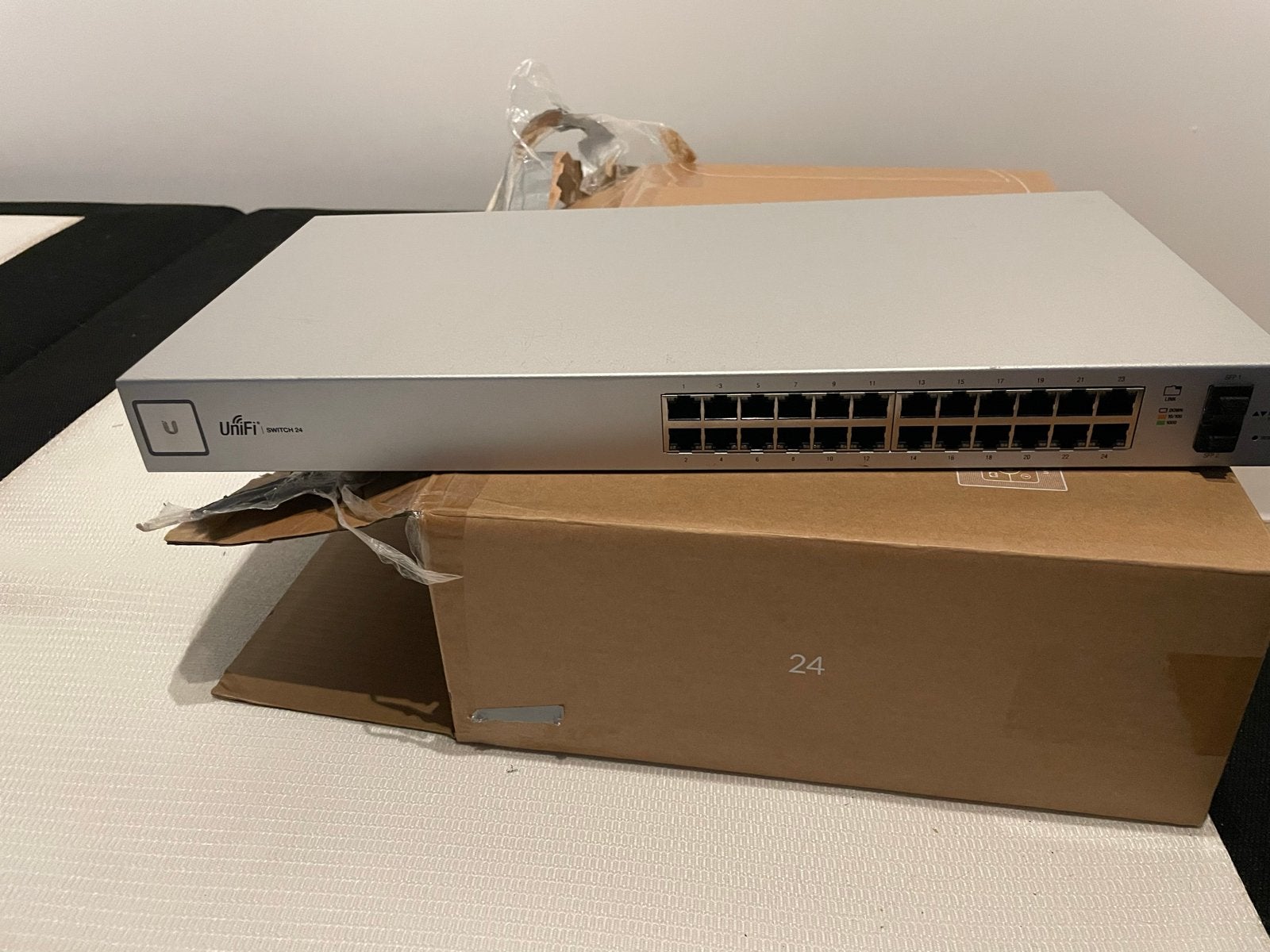 UniFi Gateway Pro & UniFi Switch 24-poorts (geen PoE), Computers en Software, Netwerk switches, Gebruikt, Ophalen