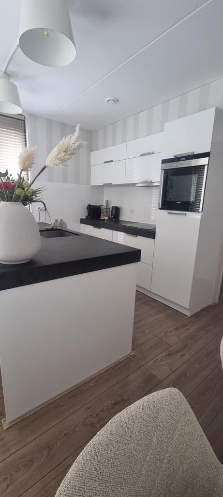 Hoogglans witte keuken met eiland en 10 cm granieten blad, Ophalen, Gebruikt, Wit, Graniet of Steen