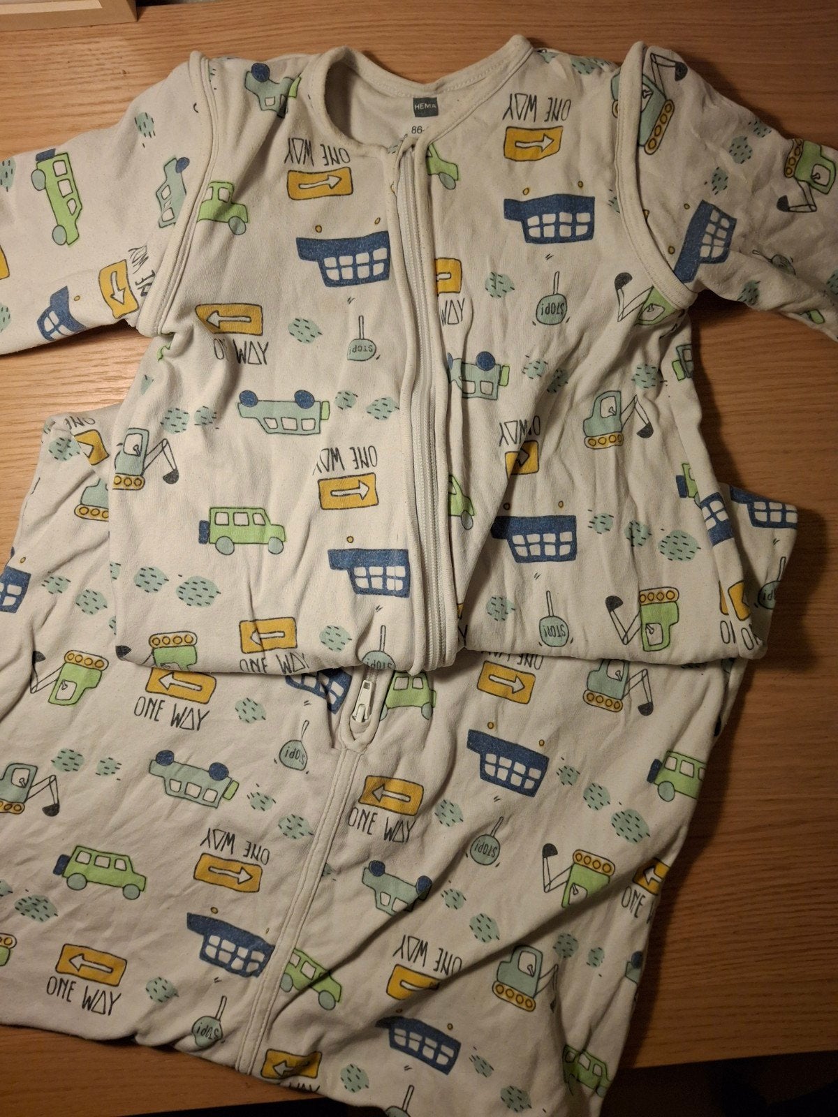 Slaapzak met voertuigenprint - Maat 86-104, Kinderen en Baby's, Dekens, Slaapzakjes en Inbakerproducten, Gebruikt, Ophalen of Verzenden