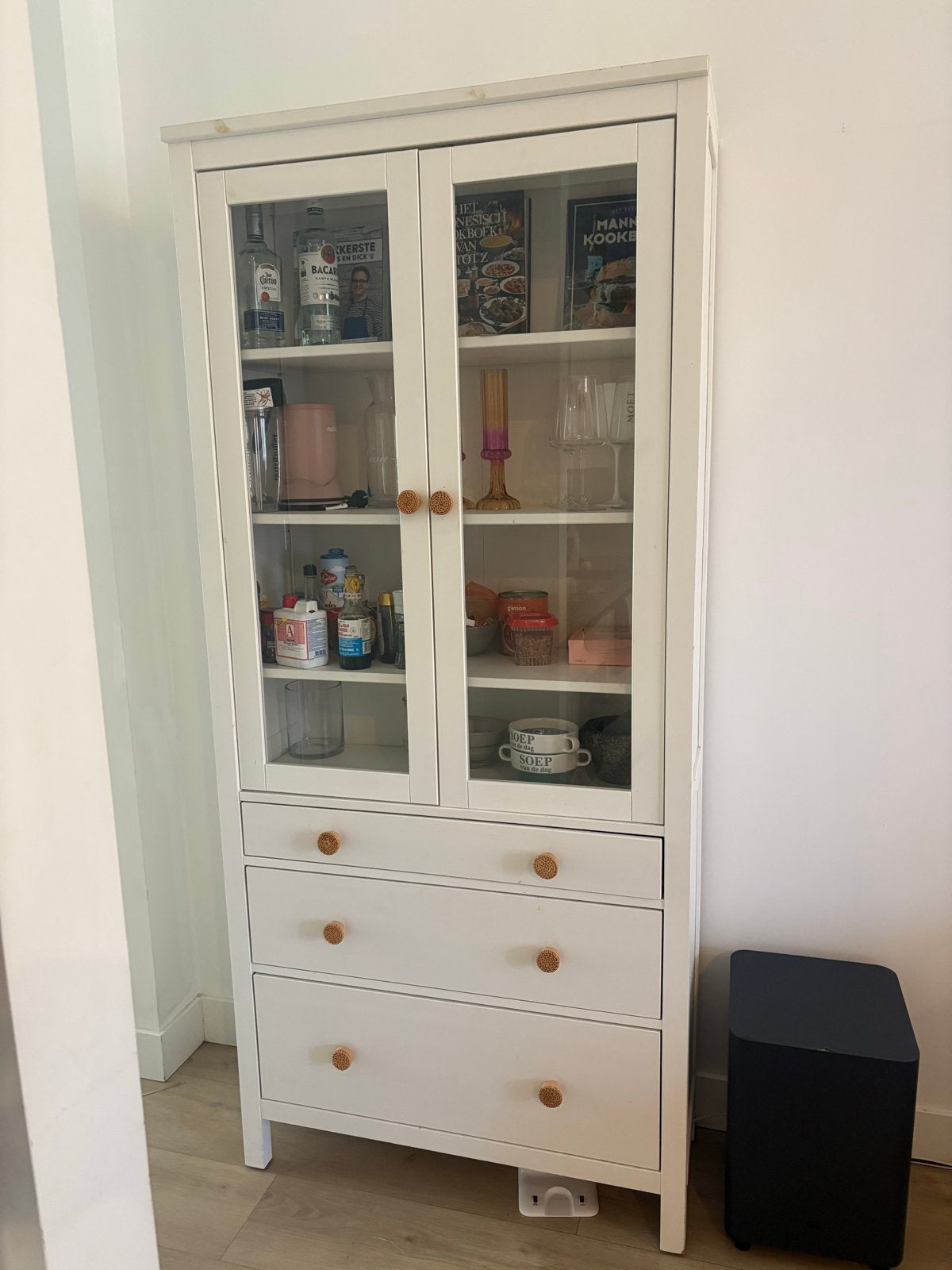Witte vitrinekast met lades en glazen deuren, Ophalen, Gebruikt, 50 tot 100 cm, Met lade(s)