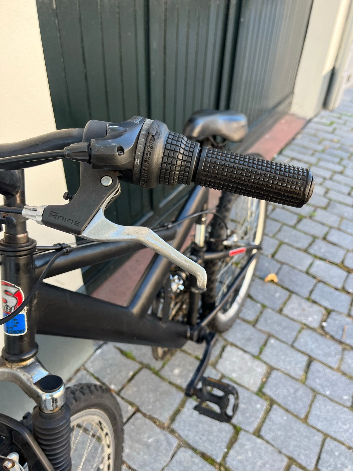 Zwarte mountainbike met vering en versnellingen