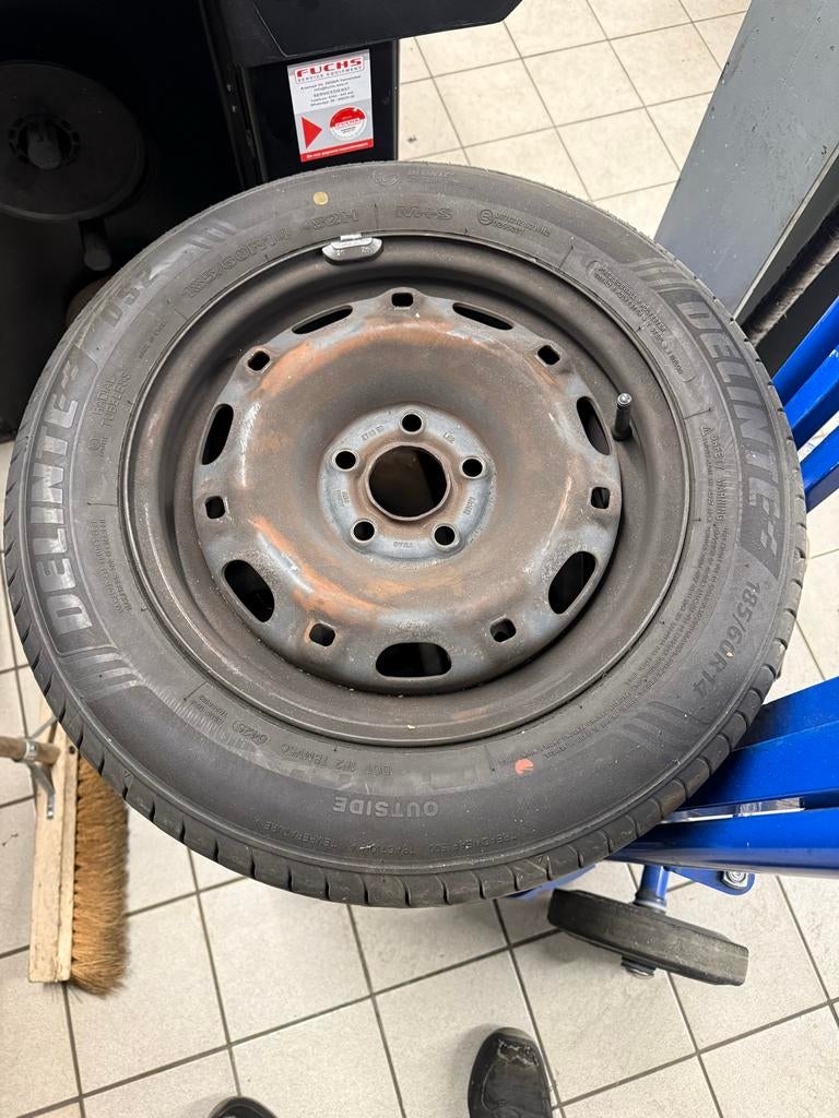 Stalen velgen met banden voor Polo 2004 - 185/60 R14, Ophalen, Zo goed als nieuw