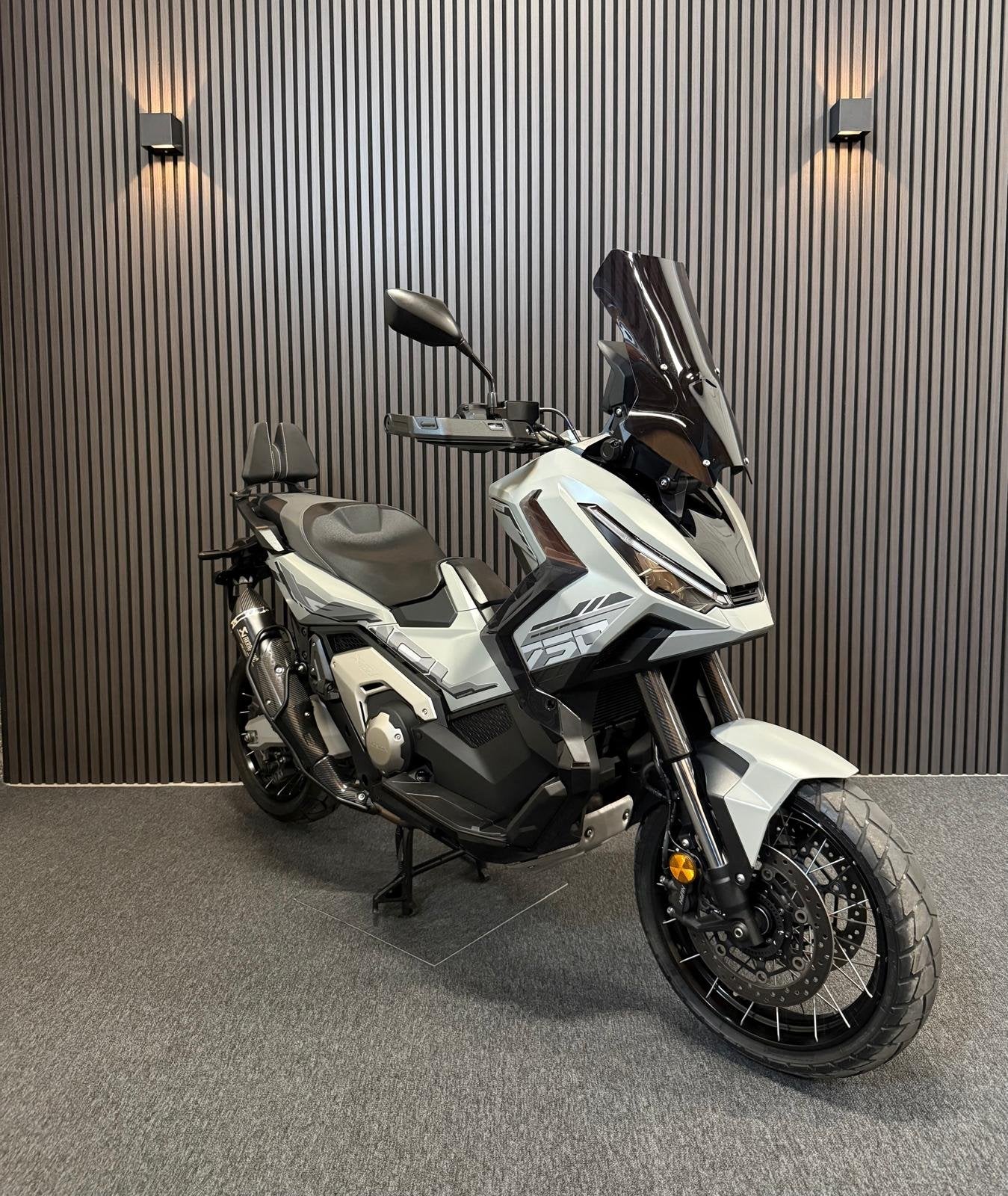 Honda X-ADV 750 -AKRAPOVIC-TFT SCHERM-CARPLAY (bj 2025), Kolen Motors, Scooter, Broekhovenseweg 130-2
5021LJ  TILBURG, NL, Bedrijf