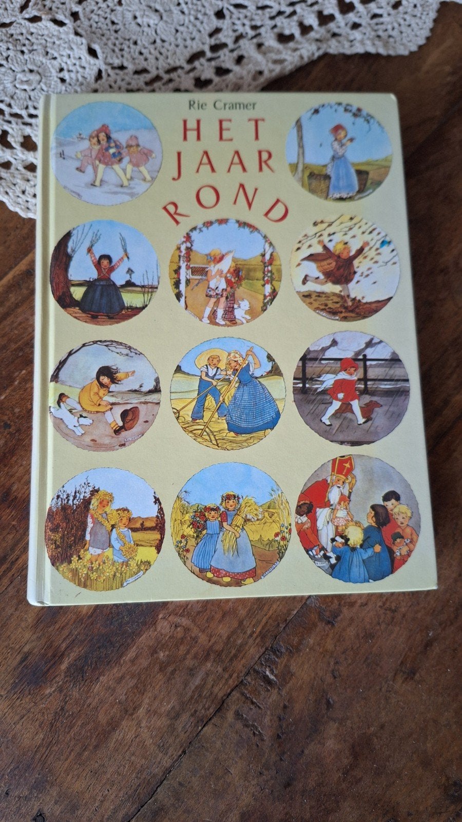 Het Jaar Rond - Rie Cramer (Vintage Kinderboek), Boeken, Ophalen of Verzenden, Gelezen, Rie Cramer, Fictie algemeen