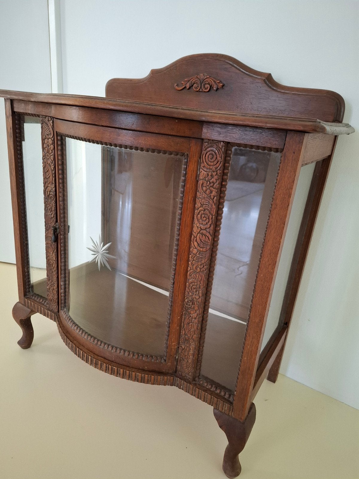 Oud kastje met geslepen glas,aan de voorkant is het glas bol, Huis en Inrichting, Kasten | Overige, Ophalen