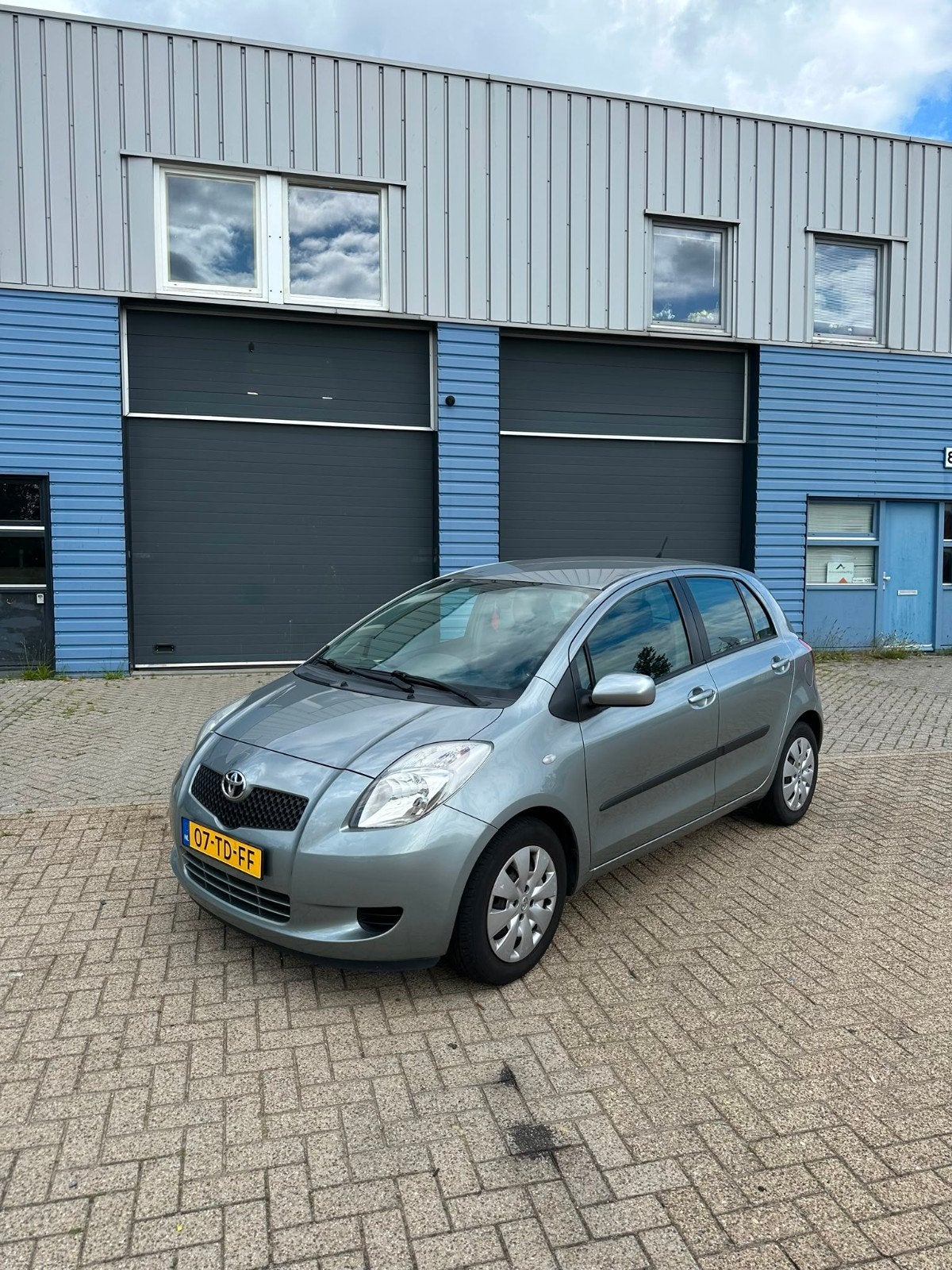Toyota Yaris 1.3 16V Vvt-i 5DR SOL MMT 2006 Grijs, Auto's, Stof, 40 €/maand, 4 cilinders, Elektrische ramen