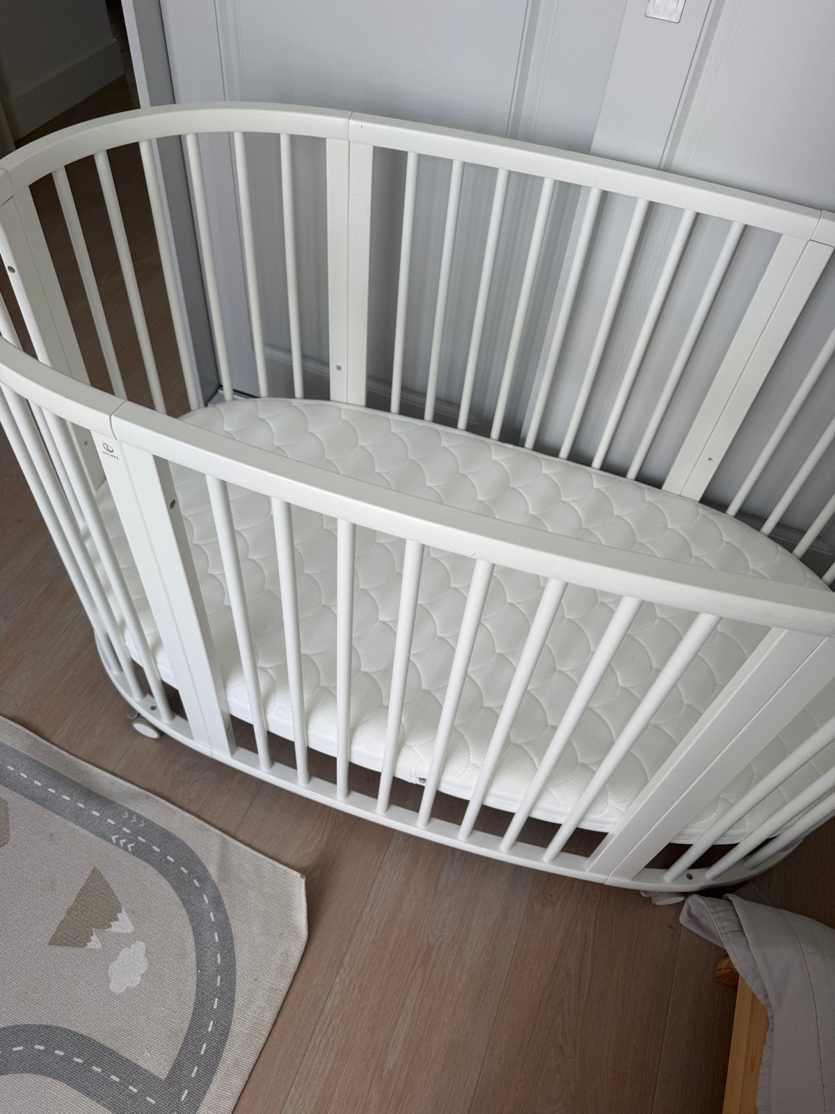 Stokke Sleepi Mini Wieg - Wit, Zo goed als nieuw, Kinderen en Baby's, Ophalen, Zo goed als nieuw, Wieg