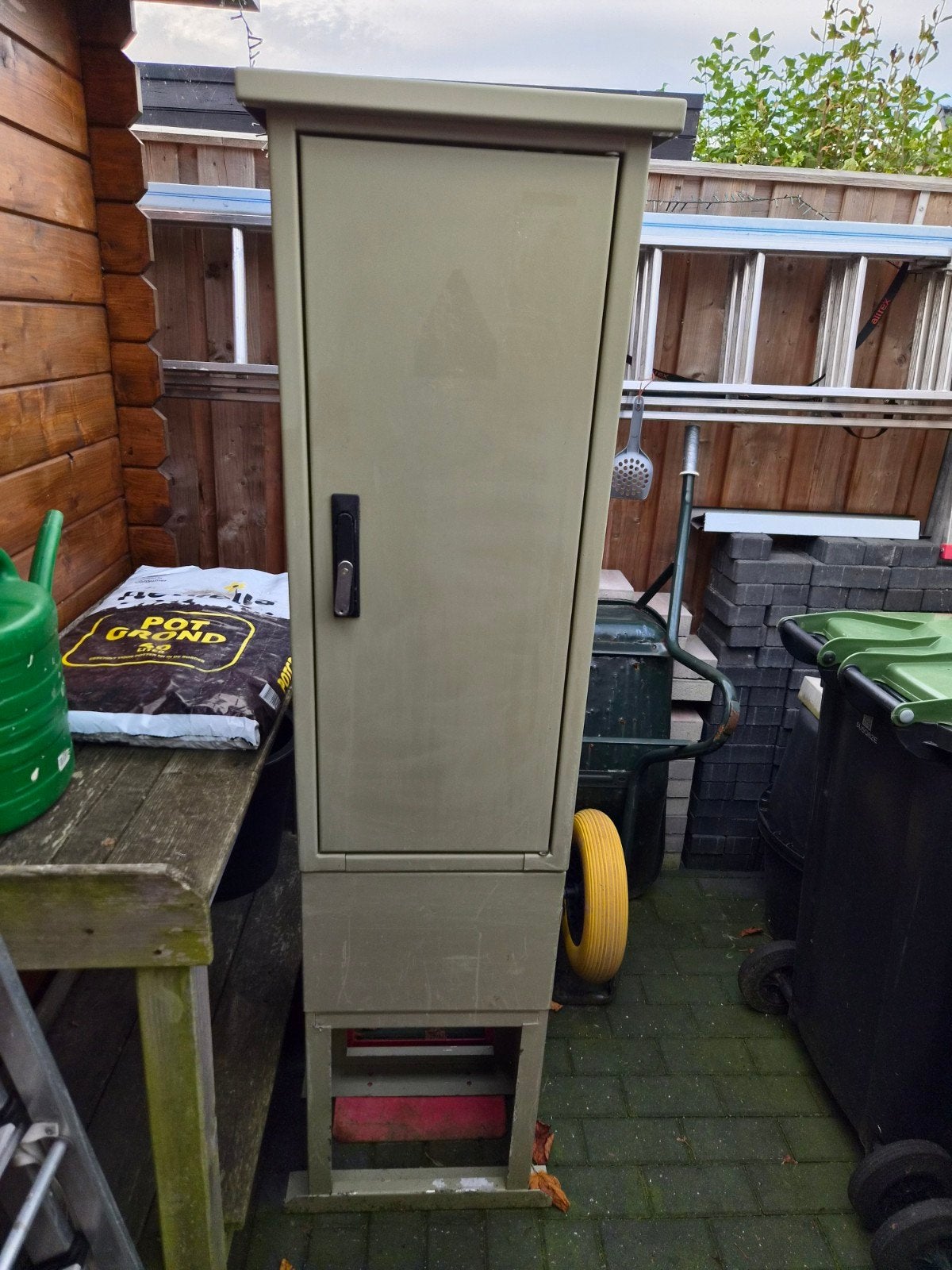 rvs straatkast met sokkel buitenkast, Ophalen, Gebruikt