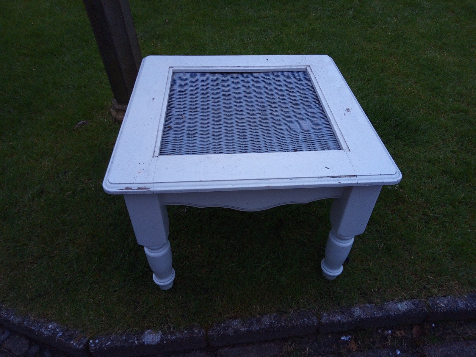 Witte bijzettafel met grijs rotan blad - 60x60x44 cm, Huis en Inrichting, Tafels | Salontafels, Gebruikt, Minder dan 50 cm, 50 tot 100 cm