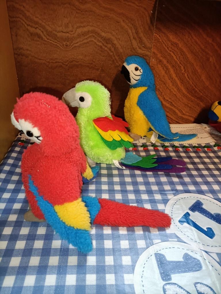 3 x papegaai knuffel rood, groen en blauw met geel, Ophalen of Verzenden, Zo goed als nieuw, Overige typen