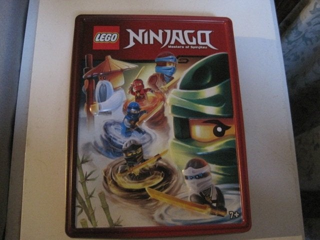 ninjago/lego blik. Zo goed als nieuw. 25/18/5 cm., Lego, Overige typen, Ophalen of Verzenden, Zo goed als nieuw