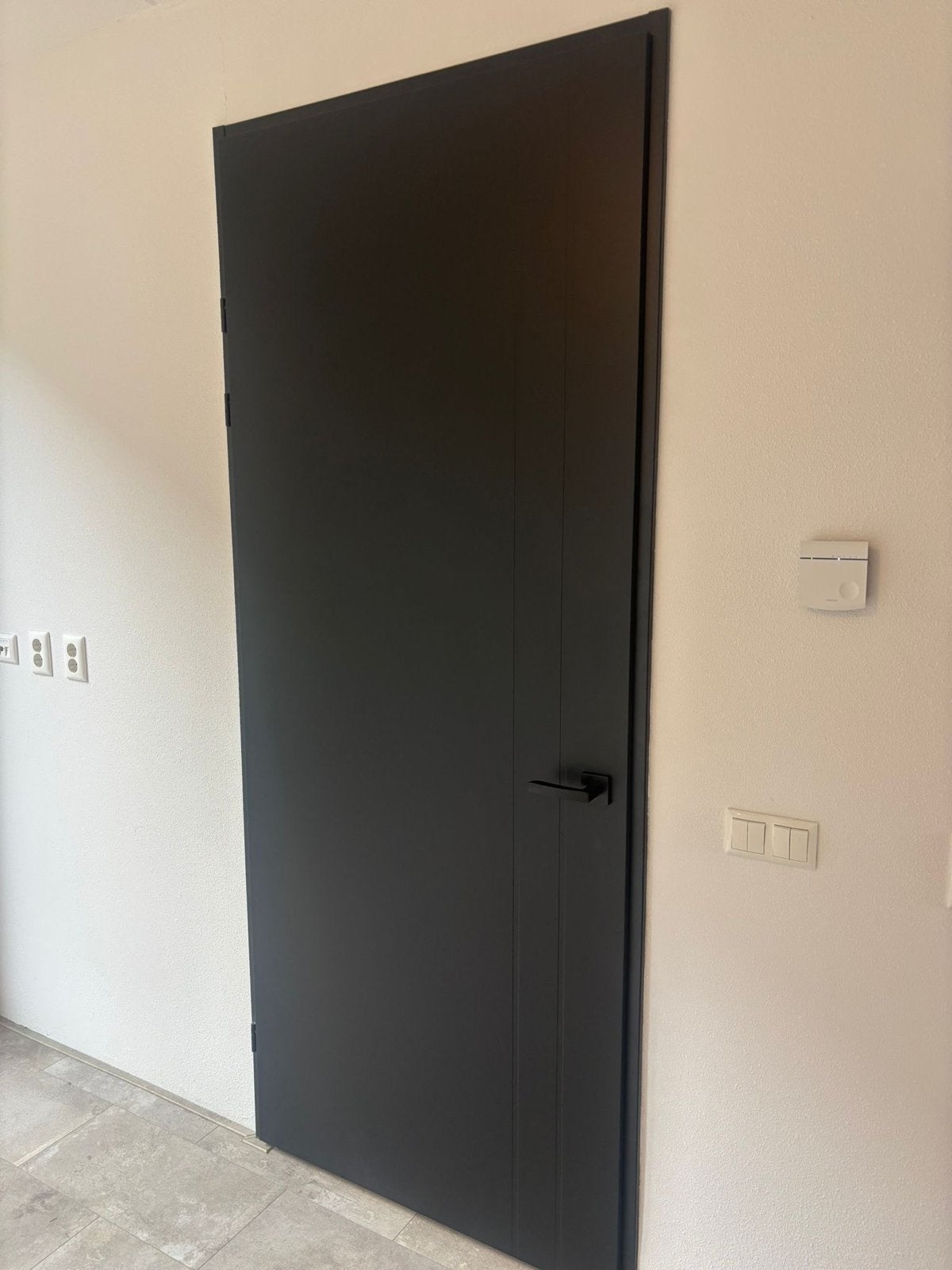 Moderne zwarte opdek binnendeur (Lijndeur) inclusief kozijn, Ophalen, Kunststof, 80 tot 100 cm, Binnendeur