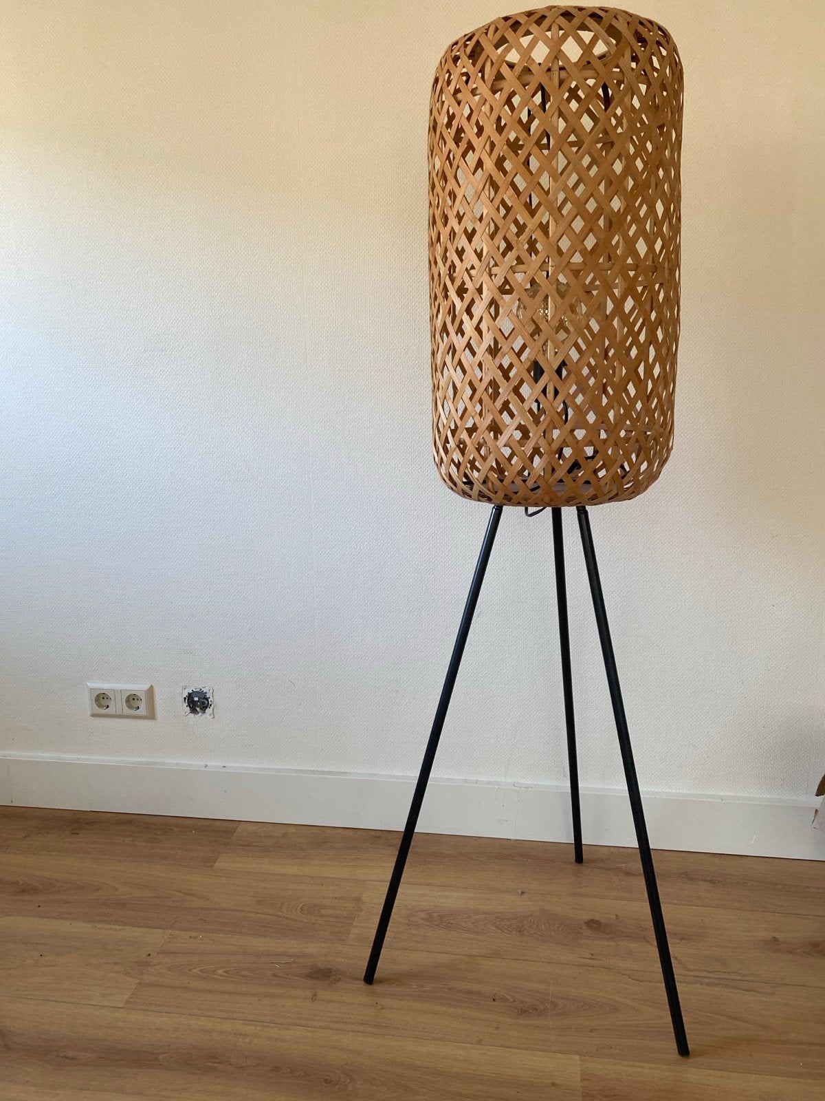 Stijlvolle bamboe vloerlamp op driepoot, Ophalen, Gebruikt, 100 tot 150 cm, Natuurlijk materiaal
