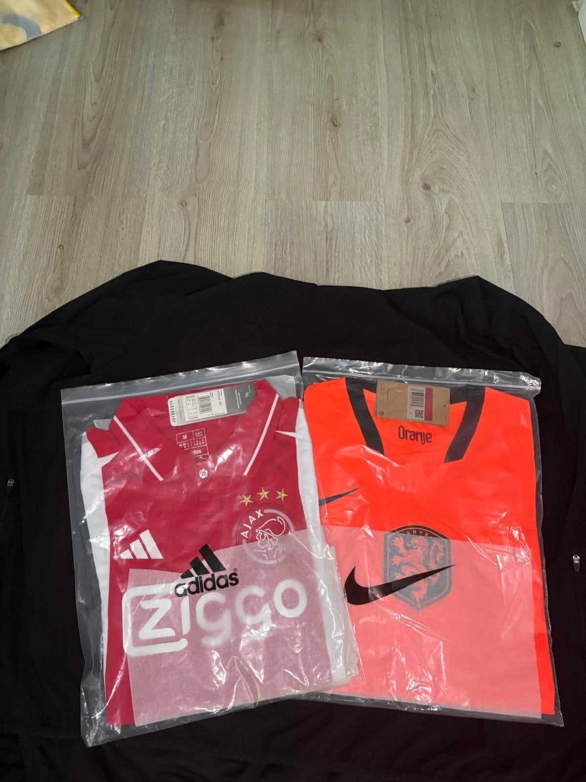 Ajax en Oranje Voetbalshirts - Nieuw in verpakking, Nieuw, Ophalen of Verzenden, Voetbal, Meerkleurig