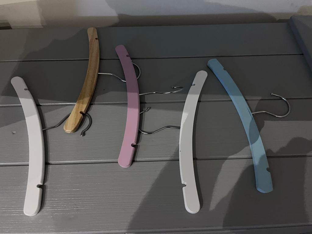 50 houten kledinghangers in diverse kleuren (HEMA), Ophalen, Zo goed als nieuw