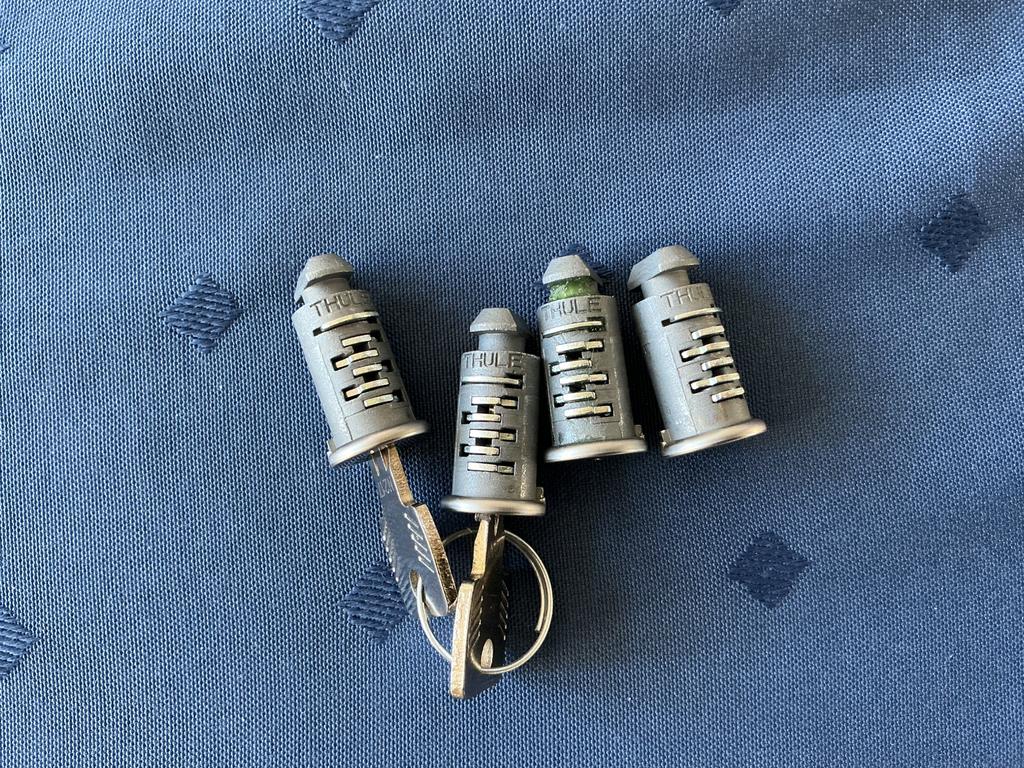 4 gelijksluitende Thule sloten Nieuw, Ophalen of Verzenden, Zo goed als nieuw, Dakdrager