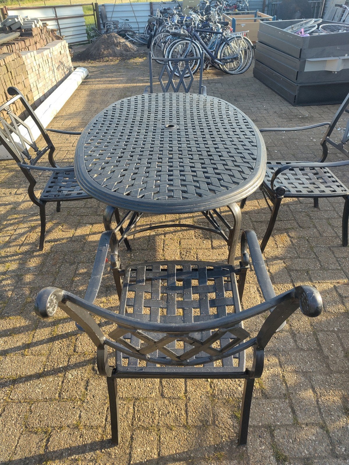 Gietijzeren ovale tafel met 4 stoelen, Ophalen of Verzenden, Overige materialen