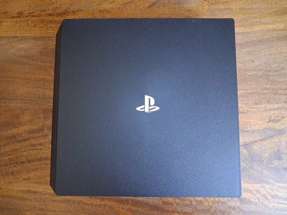 Playstation 4 pro met een sony controller, Gebruikt, Met 2 controllers, Ophalen of Verzenden, 1 TB