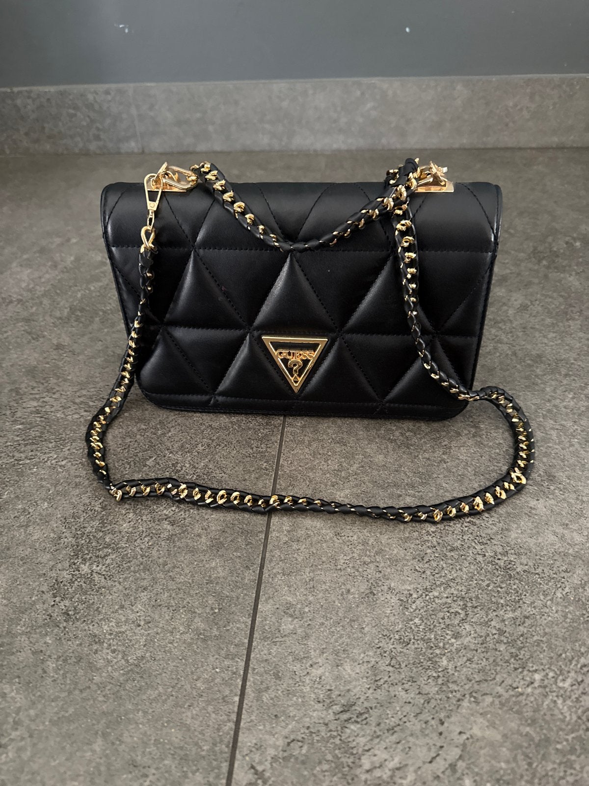 Guess Zwarte Schoudertas met Gouden Details, Ophalen of Verzenden, Zo goed als nieuw, Zwart, Schoudertasje