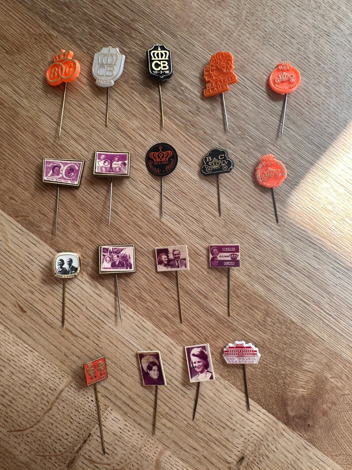 18 oude verzamel speldjes Koningshuis, Beatrix en Claus, Ophalen of Verzenden, Gebruikt, Overige onderwerpen, Speldje of Pin