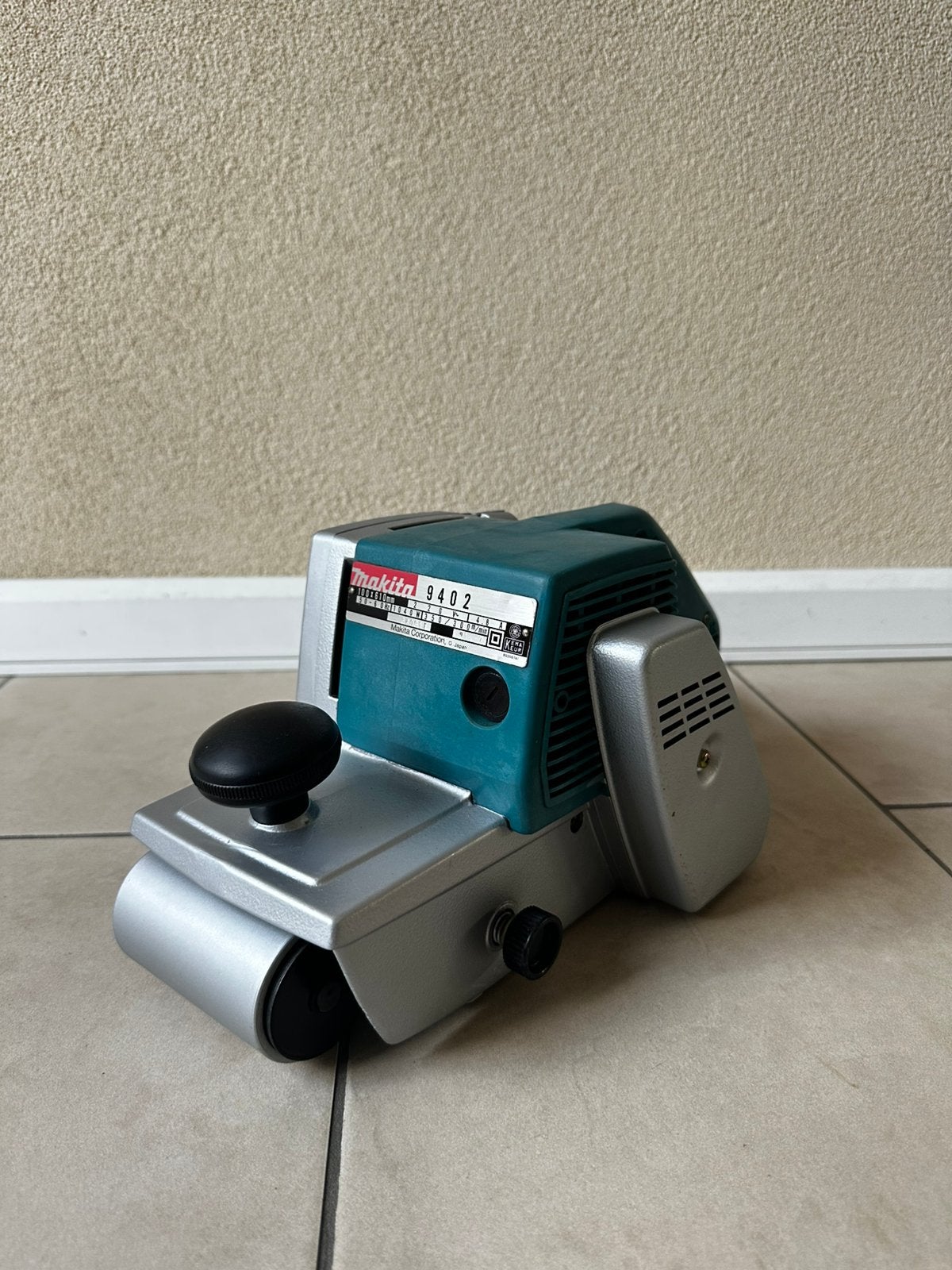 Makita 9402 bandschuurmachine, Ophalen, Zo goed als nieuw, 600 tot 1200 watt, Bandschuurmachine