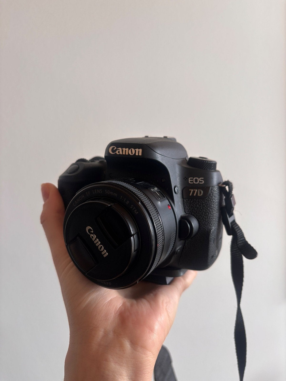 Canon EOS 77D met 50mm lens en statief, Canon, Camera, Ophalen, Zo goed als nieuw