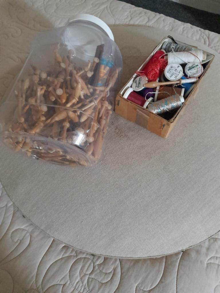 2 kantklos kussens, klosjes en allerhande, Huis en Inrichting, Woonaccessoires | Stolpen, Ophalen, Gebruikt