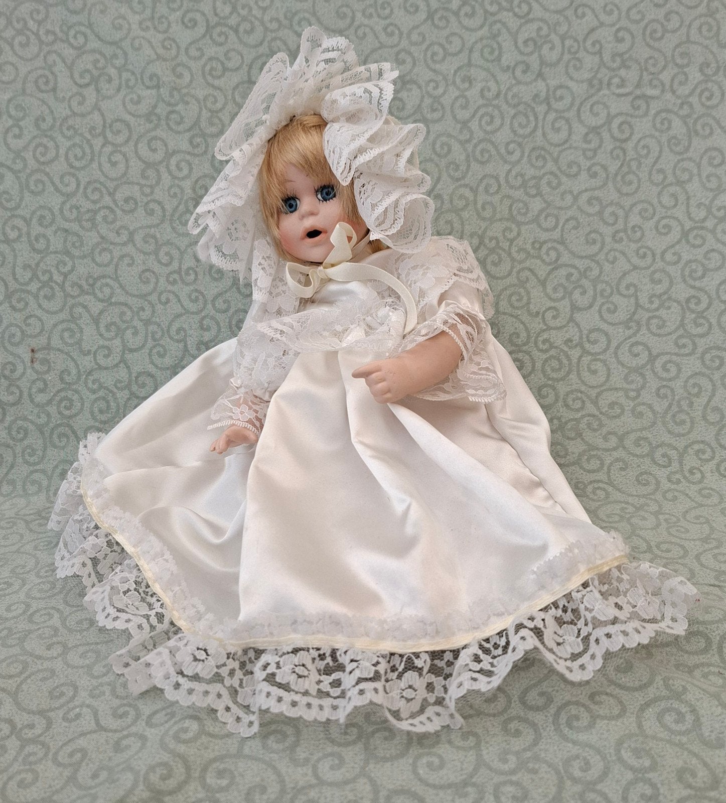 Vintage porseleinen babypop met kanten jurk en muts, Ophalen of Verzenden, Zo goed als nieuw, Babypop