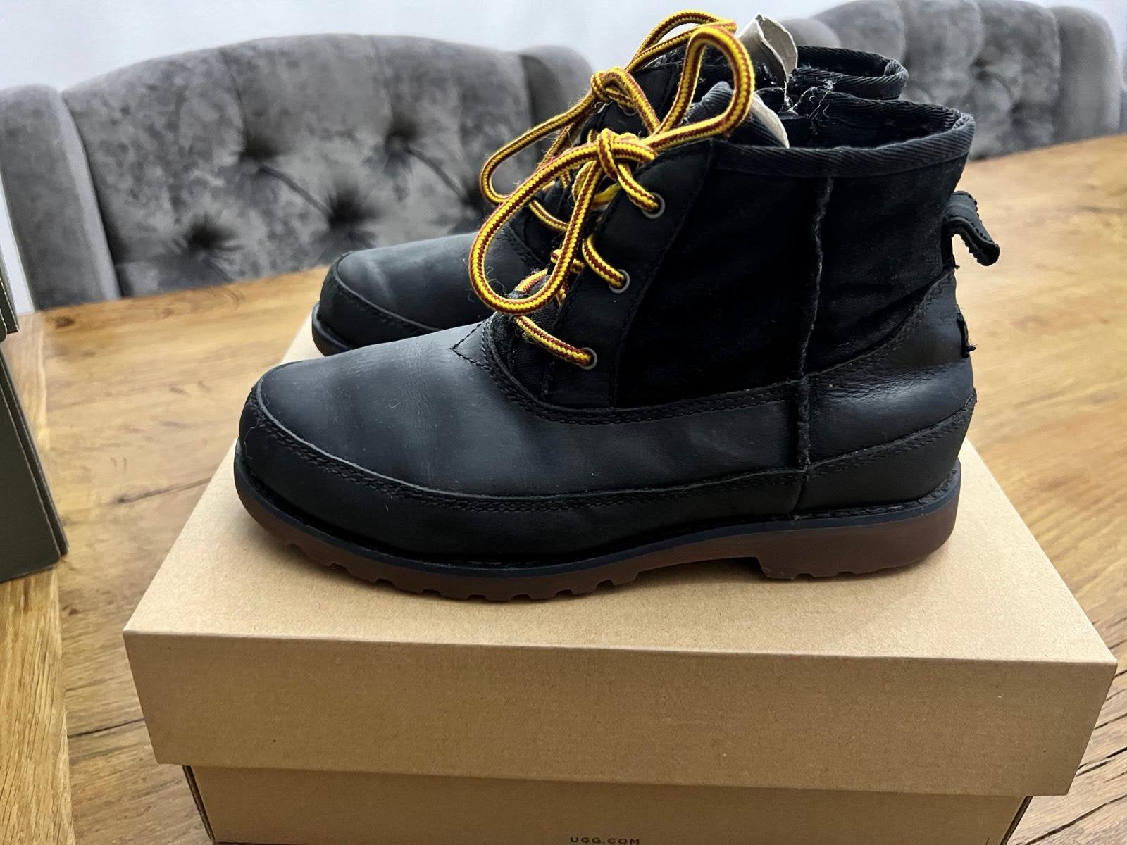 UGG Bradley boots maat 38 – zwarte leren veterboots, Ophalen of Verzenden, Zo goed als nieuw, Jongen, Laarzen