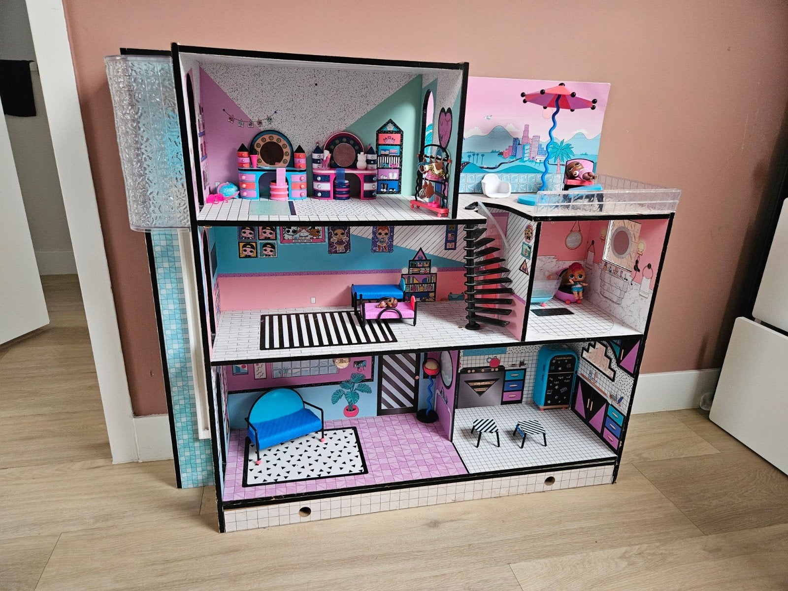 Groot LOL Surprise huis met poppetjes, zwembad en meubels, Ophalen, Zo goed als nieuw, Poppenhuis