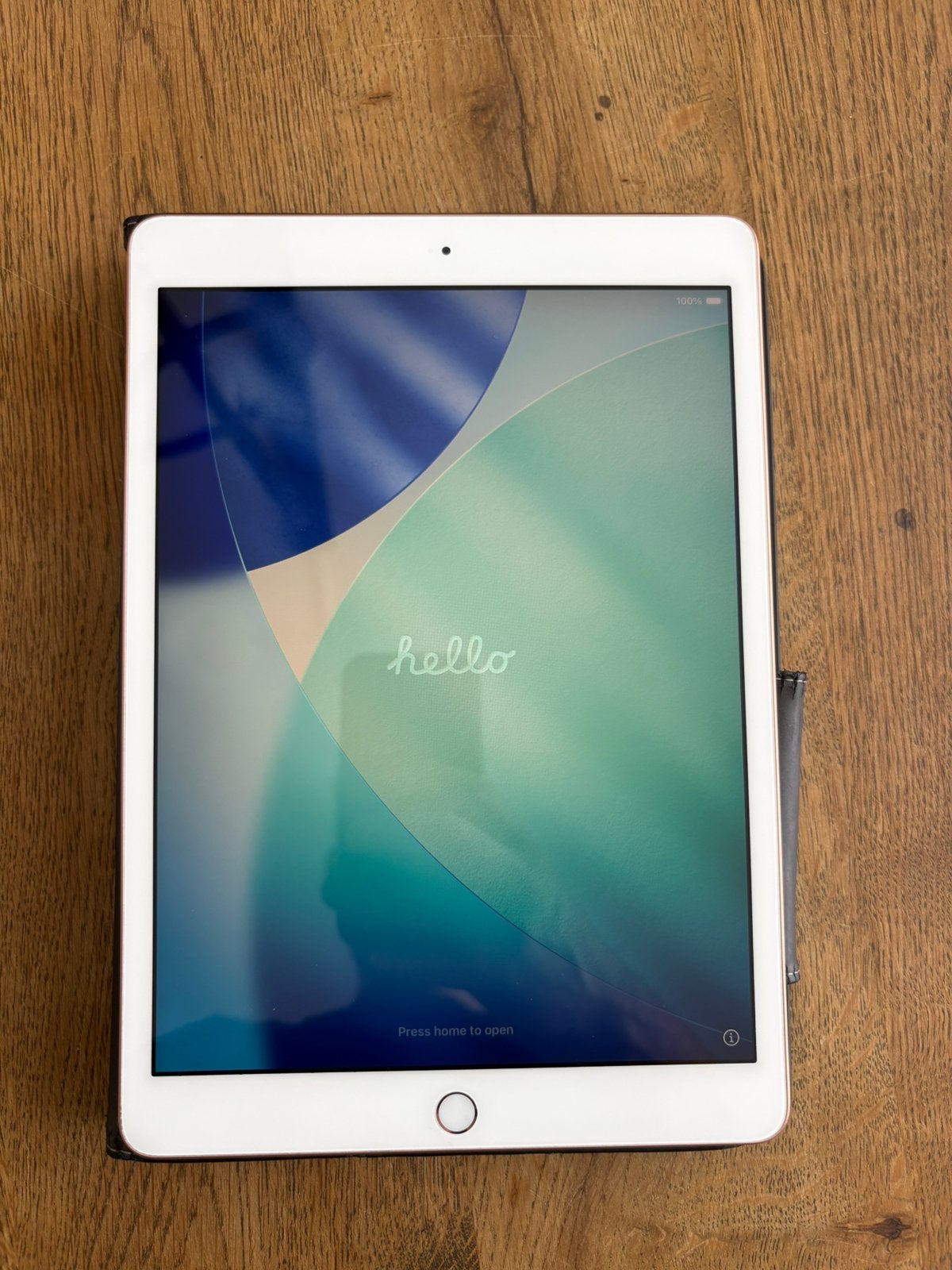 Apple iPad 8e generatie 128GB – Roségoud + Targus hoes, Ophalen, Zo goed als nieuw, 10 inch, Apple iPad