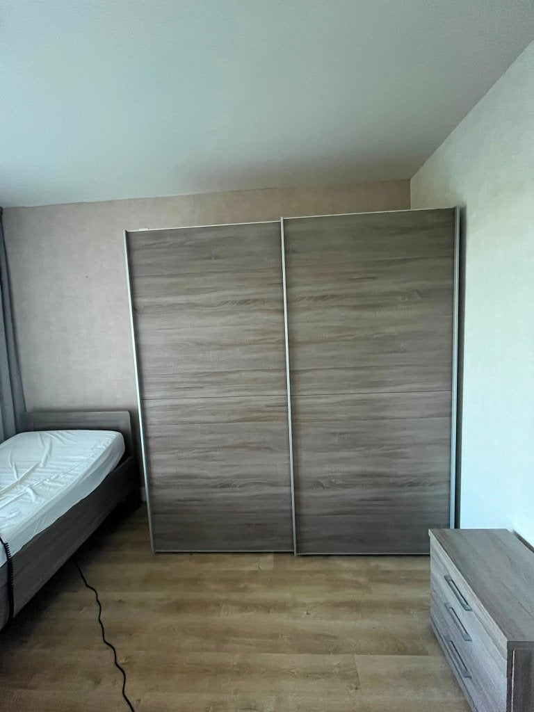 Senioren bed, kast en nachtkastje truffeleik, Ophalen, Zo goed als nieuw, Eenpersoons, Strak truffeleik