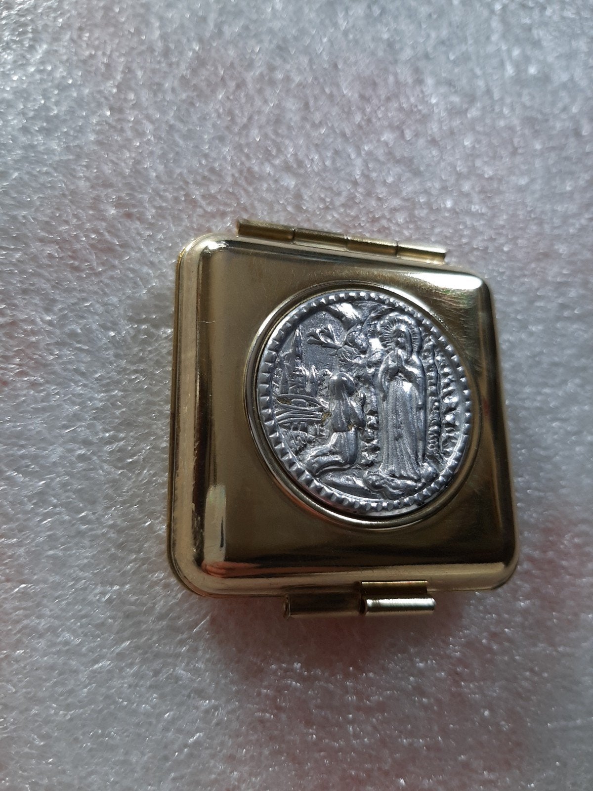 Vintage Goudkleurig Pillendoosje met Religieus Reliëf, Ophalen of Verzenden